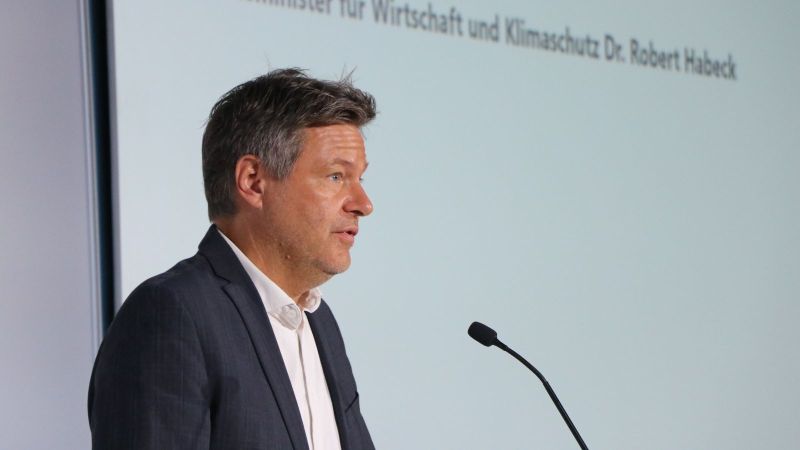 Bundesminister Dr. Robert Habeck eröffnet das 1. Symposium der Forschungsnetzwerke Energie.